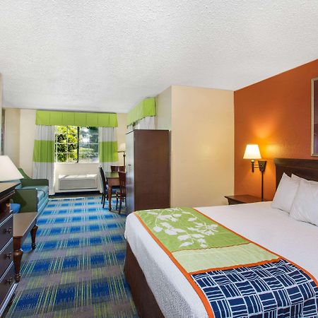 Days Inn By Wyndham Fremont Eksteriør billede