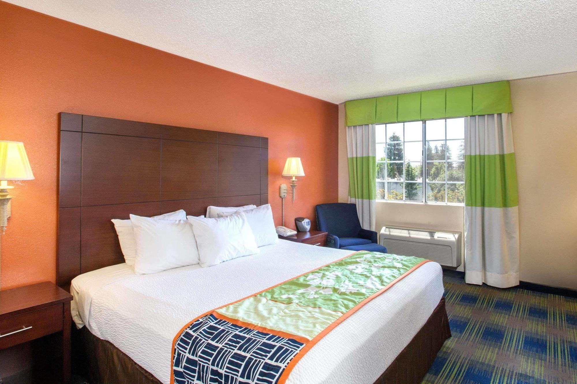 Days Inn By Wyndham Fremont Eksteriør billede